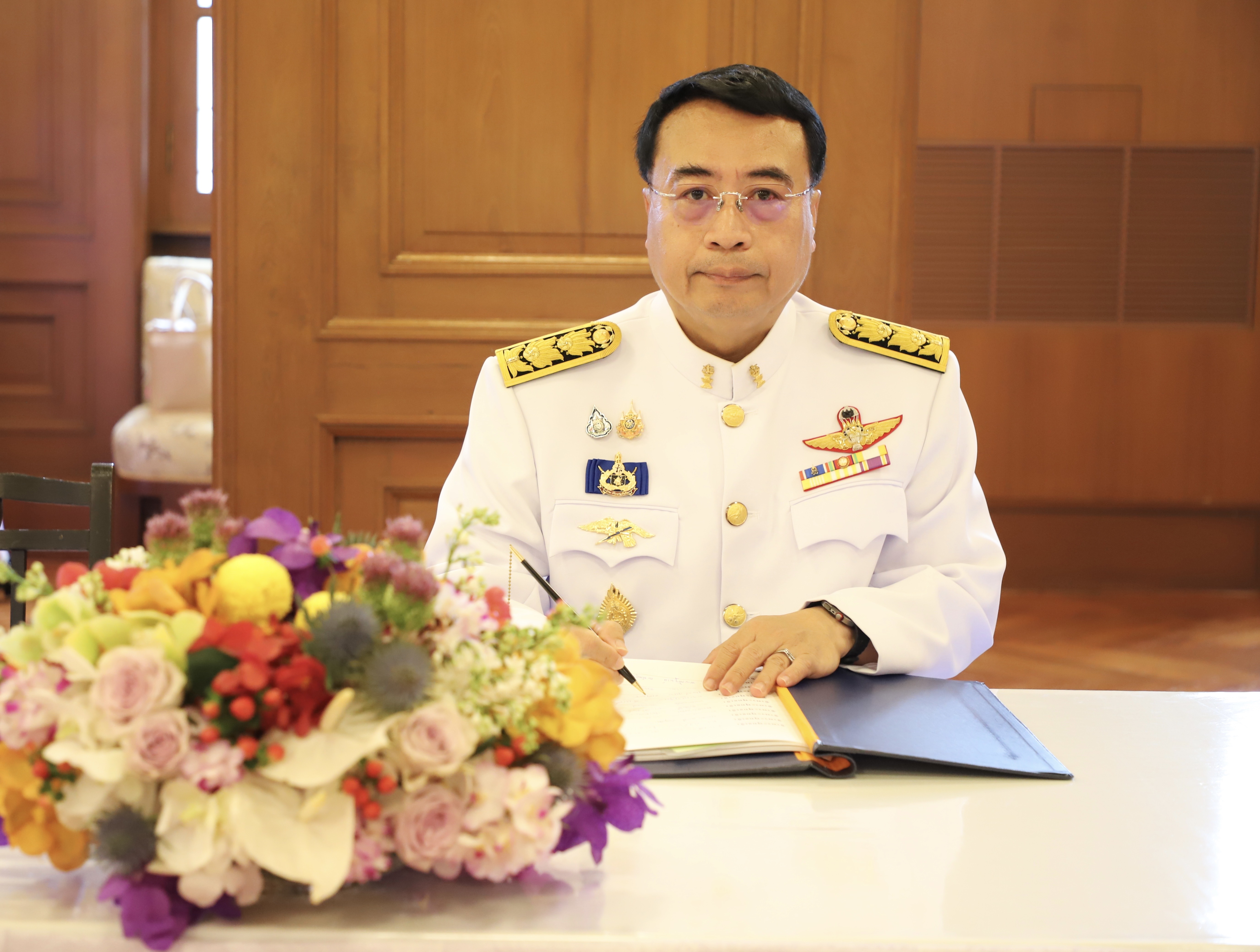 ﻿กรมบังคับคดี ร่วมลงนามถวายพระพรและถวายแจกันดอกไม้  สมเด็จพระนางเจ้าฯ พระบรมราชินี เนื่องในโอกาสวันเฉลิมพระชนมพรรษา 3 มิถุนายน 2568